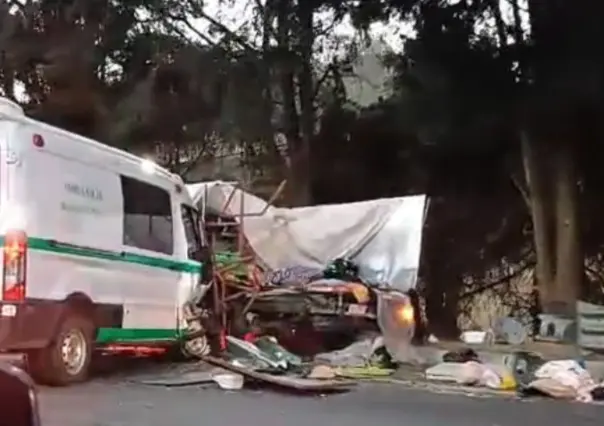 Choque entre ambulancia del IMSS y camioneta en la México-Cuernavaca deja cuatro muertos