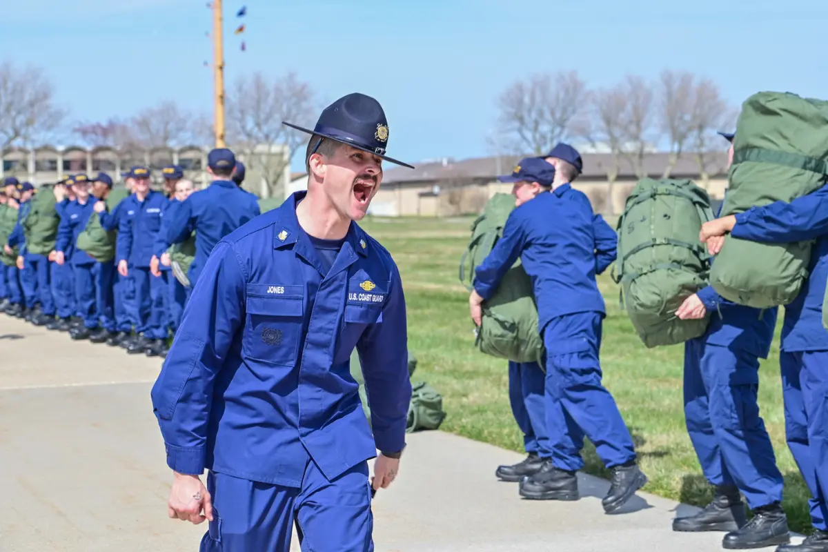 Miembros de la Guardia Costera en TRACEN Cape May, Nueva Jersey. Créditos: X (@USCG).