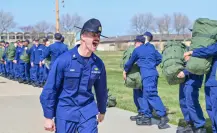 Arrestan a esposa de miembro de la Guardia Costera en base militar de Florida por tener visa vencida