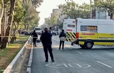 Accidente entre motocicleta y camioneta en Nezahualcóyotl deja tres muertos