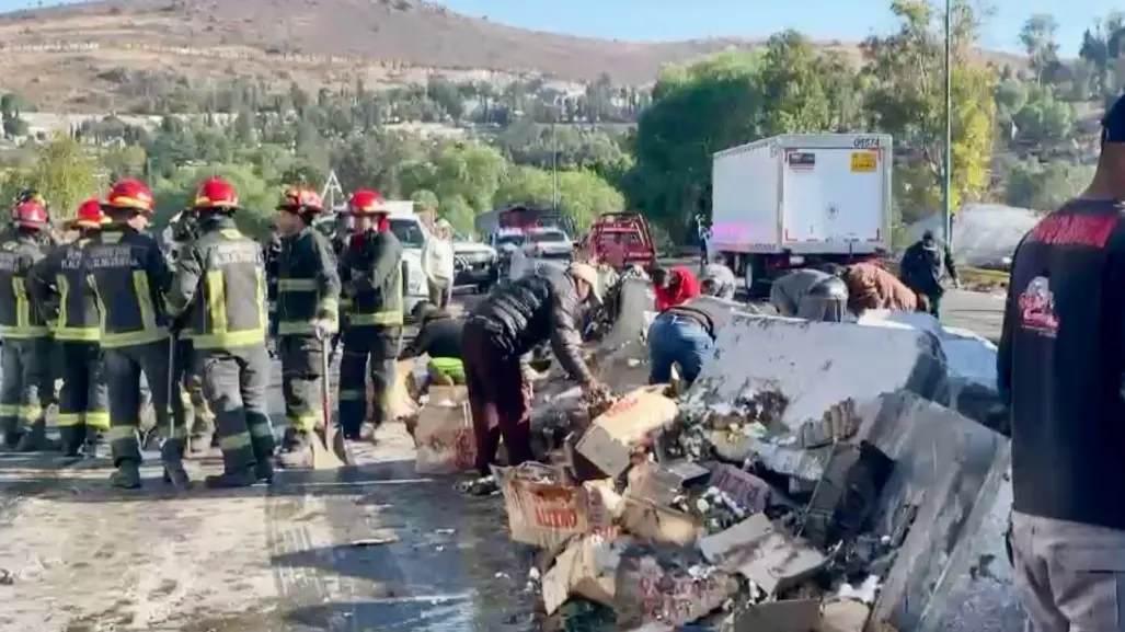 Volcadura de camión con toneladas de huevo provoca caos vial en Tlalnepantla