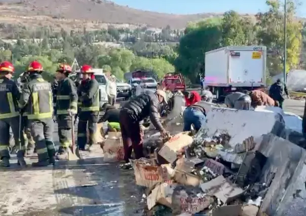 Volcadura de camión con toneladas de huevo provoca caos vial en Tlalnepantla