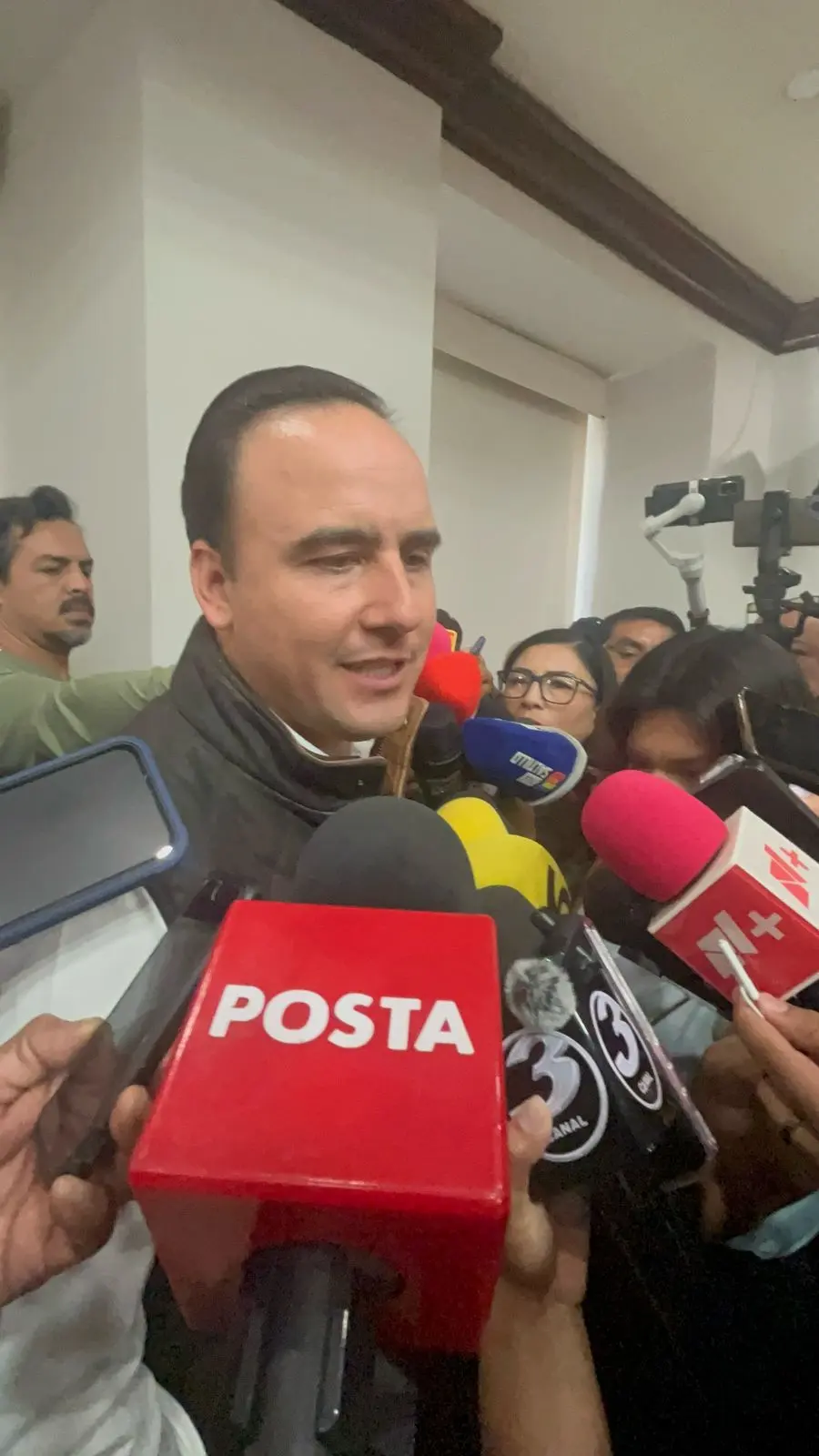 Manolo Jiménez en entrevista respecto a la manifestación en Torreón de elementos policiales / Foto: Marco Juárez 