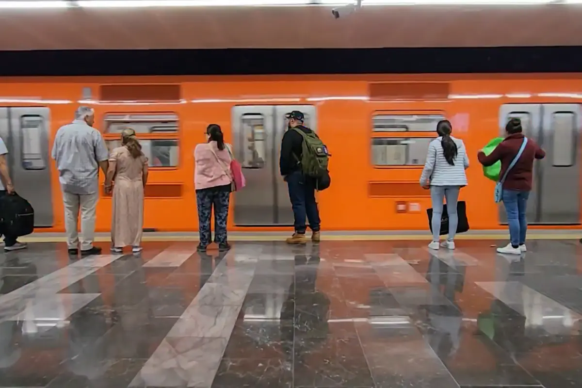 Personas esperando subir a la Línea 1 del Metro de CDMX.     Foto: X (@MetroCDMX)
