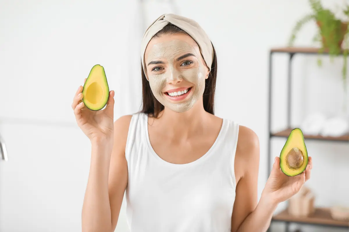Las propiedades del aguacate combinadas con otros ingredientes son uno de los mejores aliados para combatir la resequedad del rostro. Foto: Canva