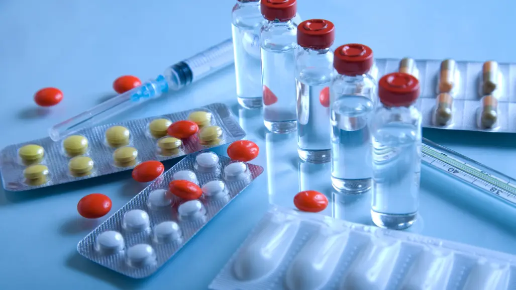 Anticorrupción inhabilita a empresa por compra irregular de medicamentos; 16 más en la mira