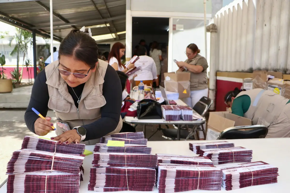 Personal de programas del bienestar entregando tarjetas de la Beca Universal de Educación Media Superior Benito Juárez.    Foto: X (@NancyOrtizOax)