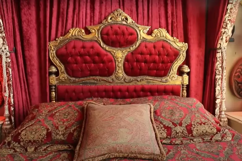 Cama de Elvis Presley, adquirida en una subasta. Foto: @luisitocomunica / Youtube