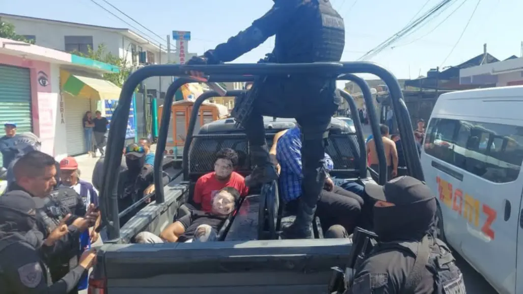 Intentan asaltar camión en Zumpango y terminan detenidos por policías y usuarios
