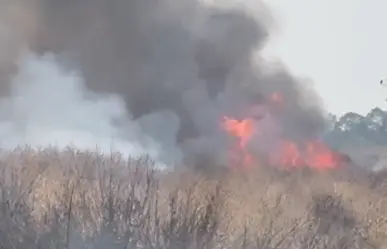 VIDEO | Incendio de pastizales en Nezahualcóyotl genera alerta en Circuito Exterior Mexiquense