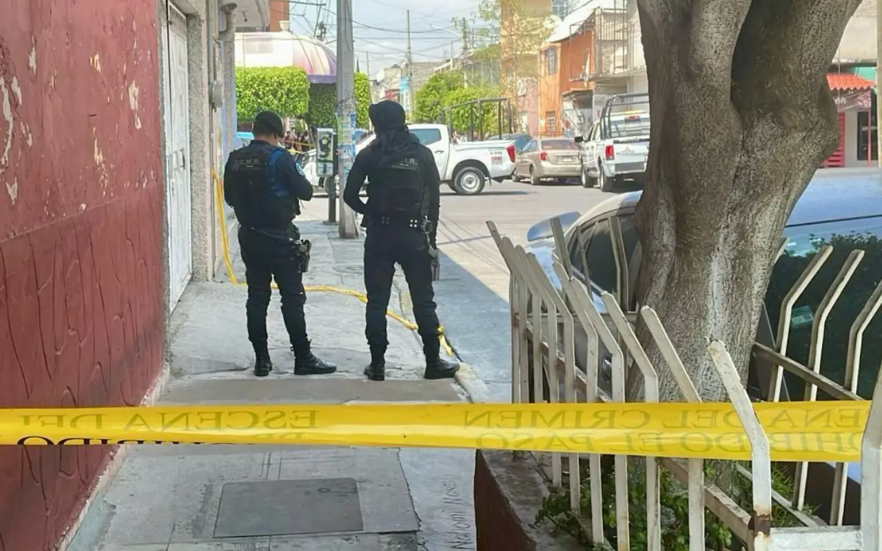 El cuerpo del hombre quedó tendido sobre la banqueta, mientras policías acordonaban la zona en espera de peritos de la Fiscalía mexiquense. Foto: Cortesía