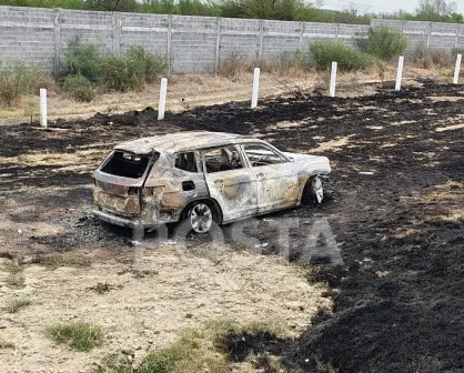 Investigan ataque armado e incendio de camioneta en la autopista a Cadereyta