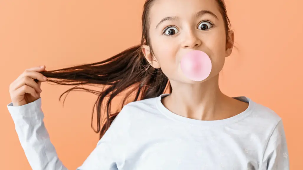 ¿Mascar chicle es dañino para la salud, según los expertos?