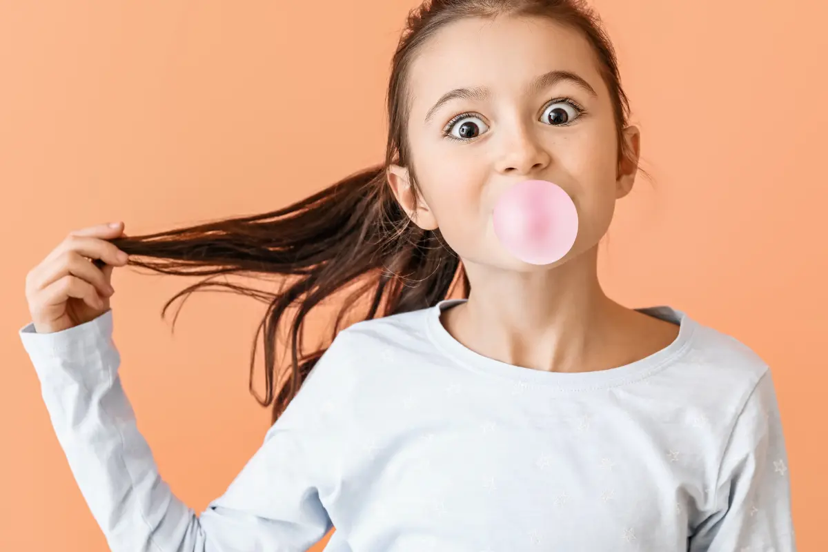 Mascar chicle no es malo, siempre y cuando se haga con moderación y se consuman sin azúcar. Foto: Canva