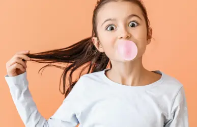 ¿Mascar chicle es dañino para la salud, según los expertos?