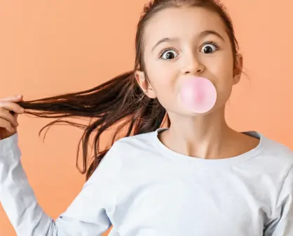 ¿Mascar chicle es dañino para la salud, según los expertos?