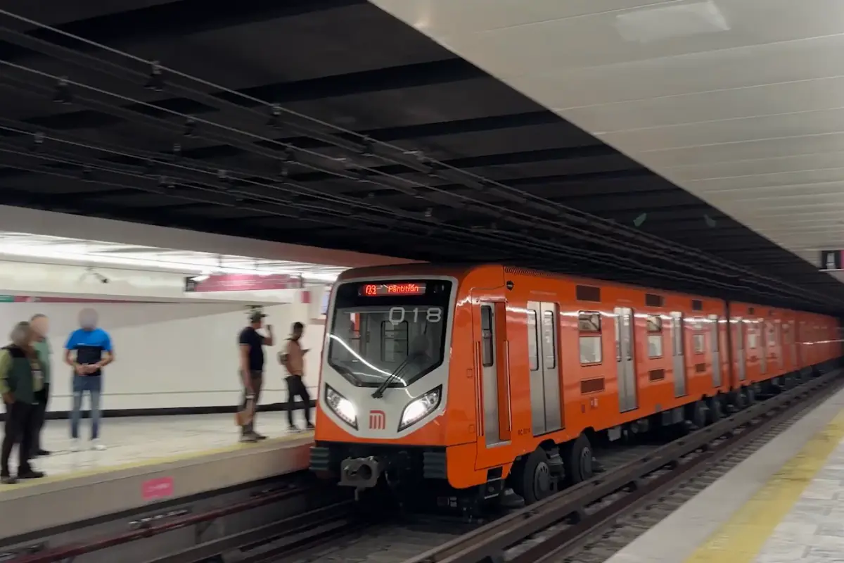 Personas esperando subir a la Línea 1 del Metro de CDMX. Foto: X (@MetroCDMX)