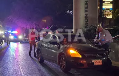 Joven evita puente peatonal y muere atropellado en San Pedro Garza García
