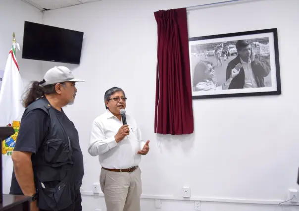 Revelan fotografía de la periodista Regina Martinez, y el ex presidente Andrés Manuel López Obrador