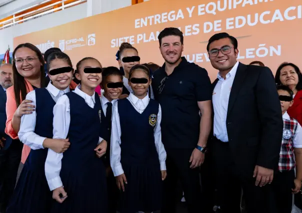 Samuel García entrega 44 aulas nuevas en Juárez para impulsar la educación