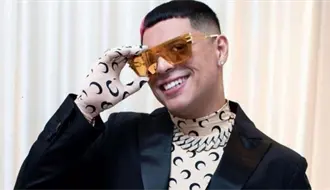 Eduin Caz causa polémica al romper una pantalla que indicaba el término de la presentación de Grupo Firme en Bogotá