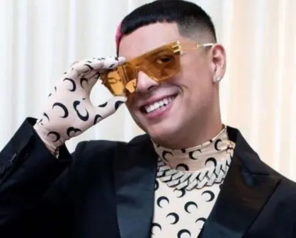 Eduin Caz causa polémica al romper una pantalla que indicaba el término de la presentación de Grupo Firme en Bogotá