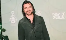 Juanes sorprende en el metro de Medellin vestido de oso ¿cuál fue el motivo?