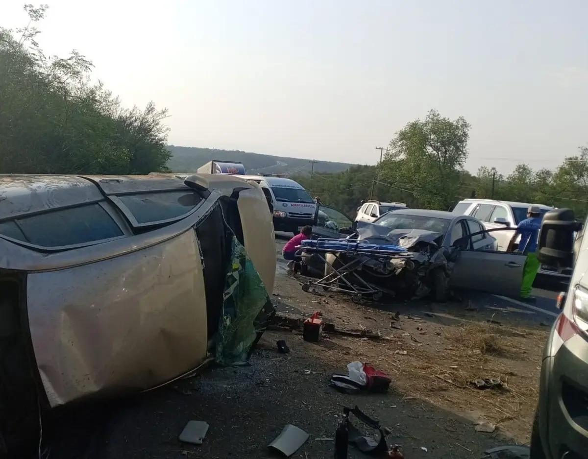 Elementos de diferentes cuerpos de auxilio acudieron al lugar para atender la emergencia. Foto: Protección Civil de Nuevo León.