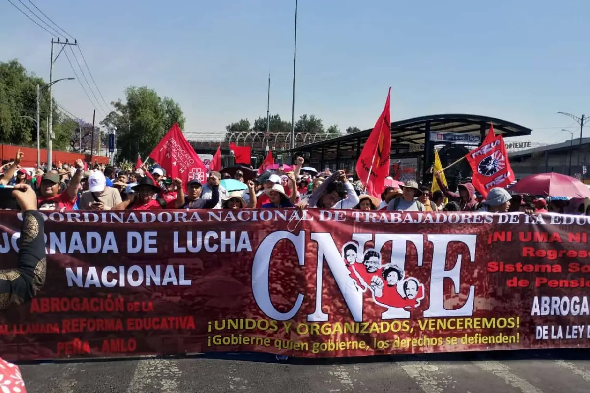 Maestros de la CNTE marchando en CDMX. Foto: FB Coordinadora Nacional de Trabajadores de la Educación