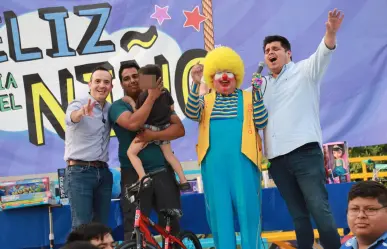 Carlos de la Fuente lleva festejo a niños en San Nicolás de los Garza