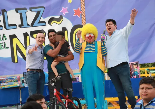 Carlos de la Fuente lleva festejo a niños en San Nicolás de los Garza