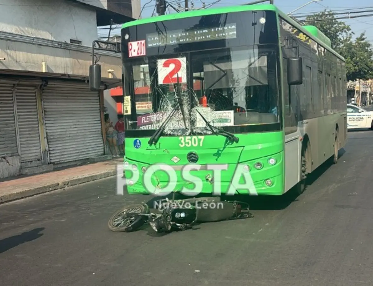 El percance se registró sobre la calle Arteaga, entre Galeana y Emilio Carranza, justo en dirección hacia Félix U. Gómez. Foto: POSTA.