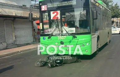 Mujer muere y hombre queda herido tras choque en centro de Monterrey