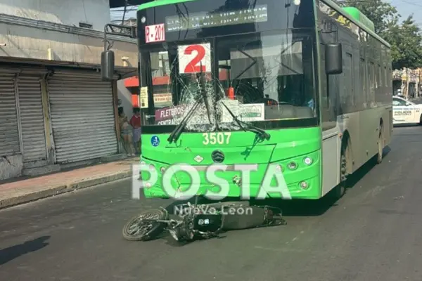 Mujer muere y hombre queda herido tras choque en centro de Monterrey