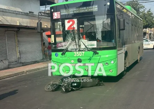 Mujer muere y hombre queda herido tras choque en centro de Monterrey