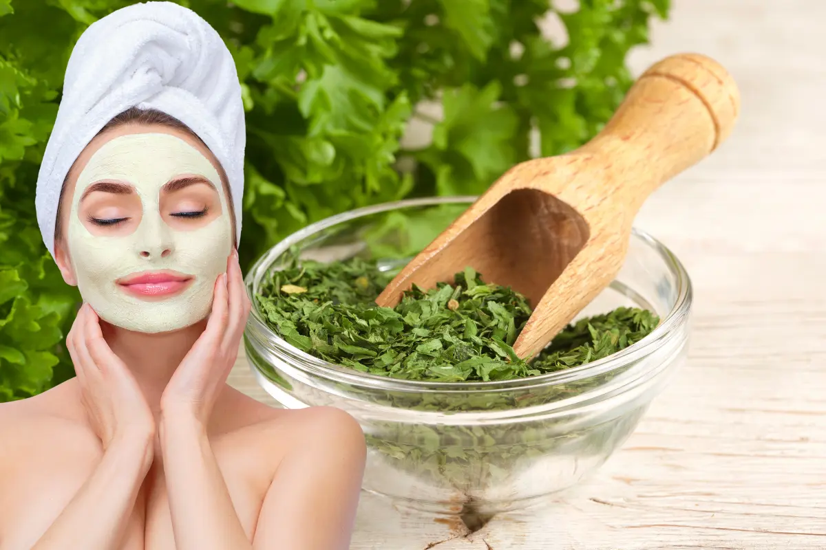La mascarilla de cilantro, miel y limón se debe aplicar solo de noche. Foto: Canva