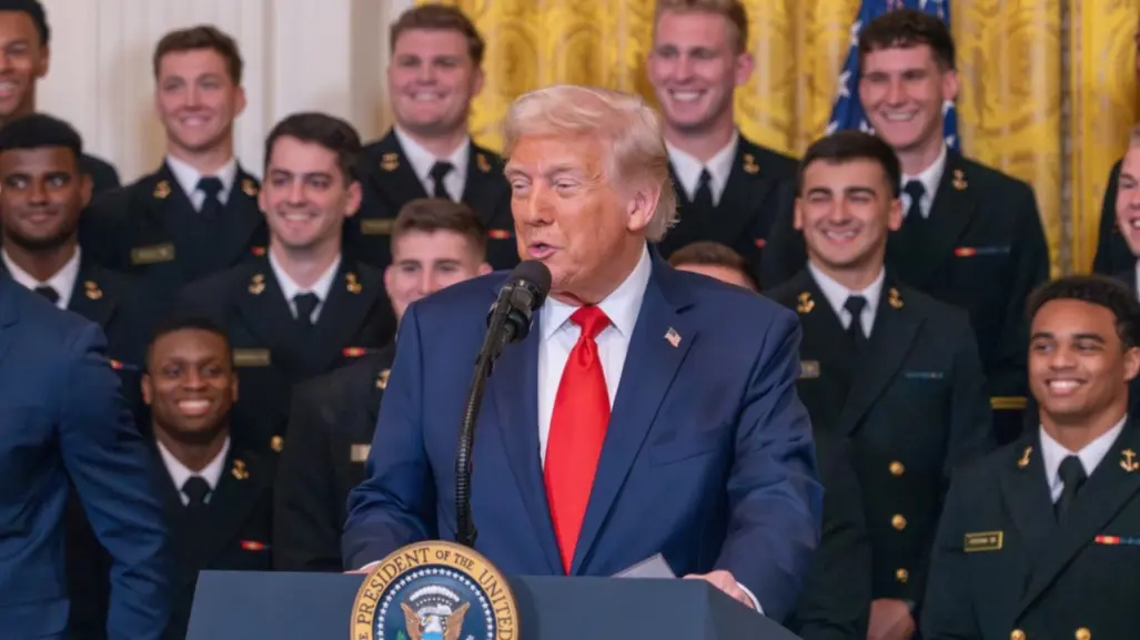 Donald Trump firma decreto para reducir aranceles a sector automotriz mundial