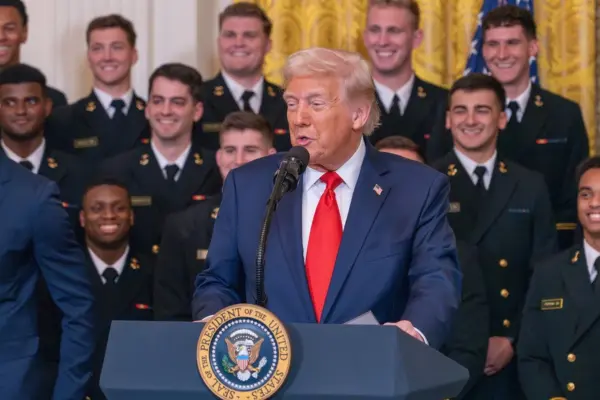 Donald Trump firma decreto para reducir aranceles a sector automotriz mundial
