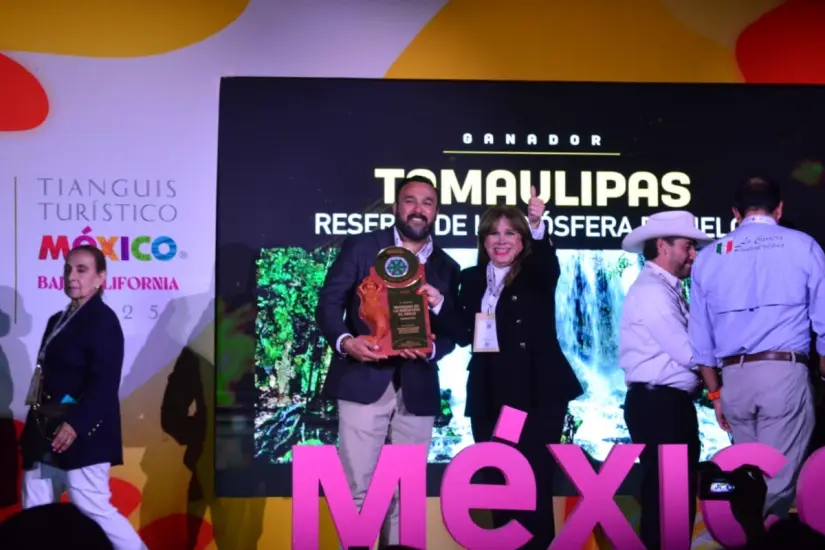 Benjamín Hernández Rodríguez, secretario de Turismo de Tamaulipas, recibió el reconocimiento a nombre del Gobierno del Estado. Foto: Carlos García