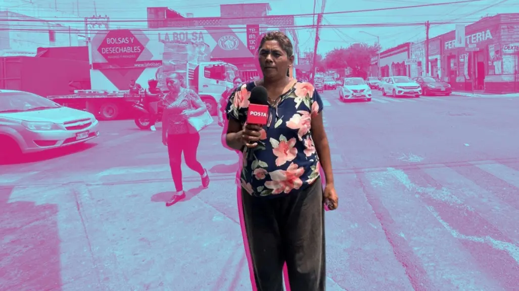 Recorriendo caminos por su hijo, mujer recolecta latas y plásticos para solventarse