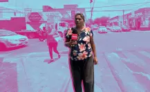 Recorriendo caminos por su hijo, mujer recolecta latas y plásticos para solventarse