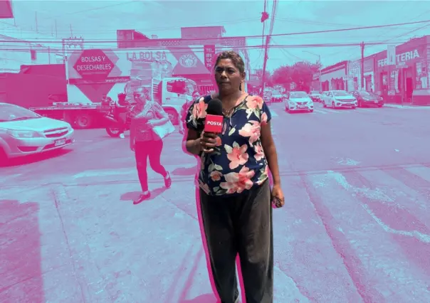 Recorriendo caminos por su hijo, mujer recolecta latas y plásticos para solventarse