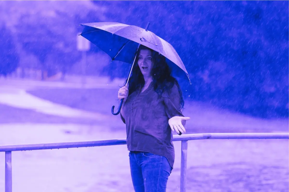 Una persona con paraguas bajo la lluvia. Foto: Canva