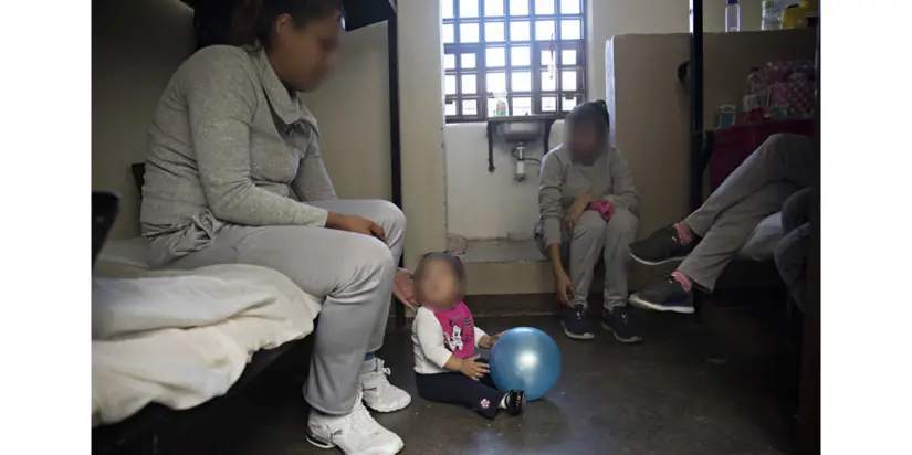 De acuerdo con la Ley Nacional de Ejecución Penal, los menores pueden estar con sus madres en prisión hasta cumplir tres años. Foto: SSP