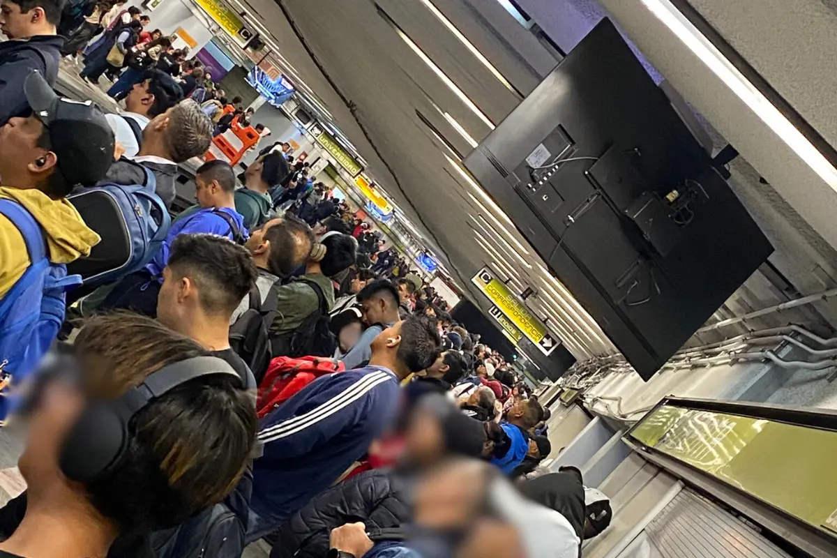 Personas esperando el tren en la Línea 3 del Metro de CDMX. Foto: X (@Lufere3)