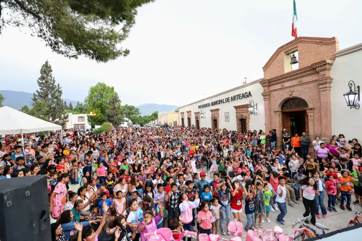 Desde las localidades más apartadas como Arbolito y Quelites, hasta zonas más conocidas como Los Lirios, San Antonio de las Alazanas y la cabecera municipal, el equipo municipal llevó un show infantil cargado de dinamismo, color y muchas sonrisas./ Gobierno Municipal de Arteaga
