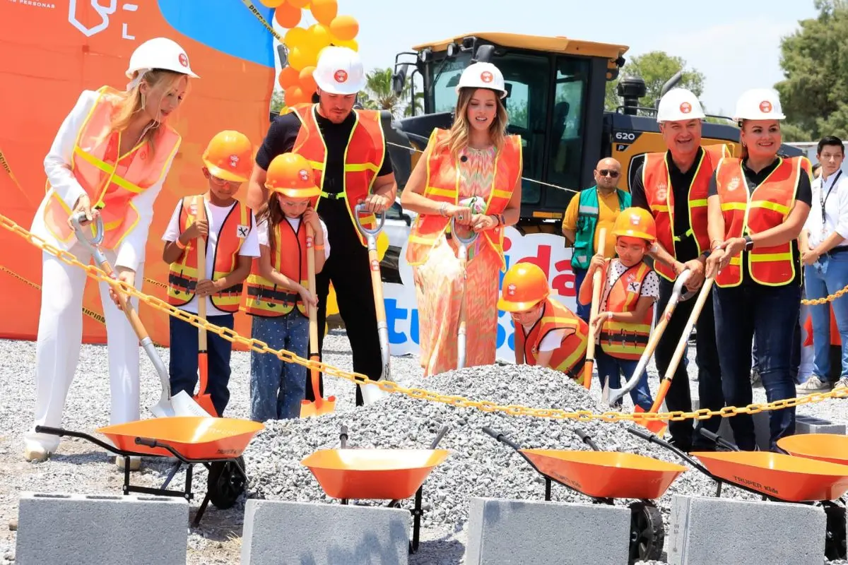 El gobernador, Samuel García junto a la secretaria de salud, Alma Rosa Marroquín, la titular de AMAR a Nuevo León, Mariana Rodríguez y el alcalde de Guadalupe, Héctor García Foto: Gobierno de Guadalupe