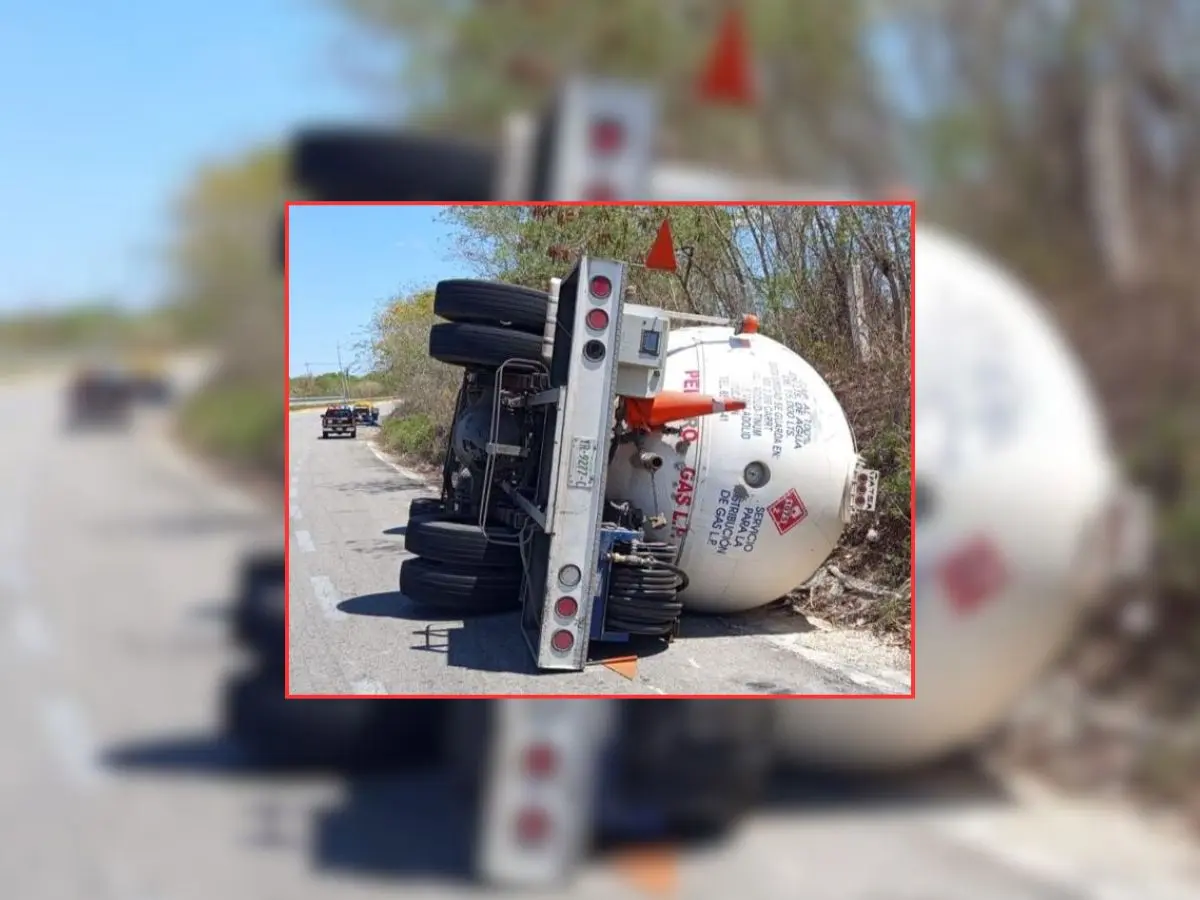 Un camión de carga de gas LP volcó la mañana de este miércoles en la carretera federal Mérida- Chetumal, por lo que la SSP activó los protocolos de emergencia para mayor seguridad.- Fuente SSP