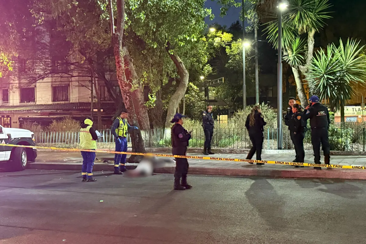 Personas de la SSC y más autoridades en el accidente de motociclista. Foto: Ramón Ramírez