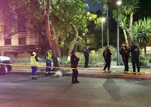 Muere motociclista tras chocar contra árbol en la Roma, no traía casco